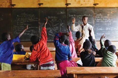 Élèves levant la main en classe